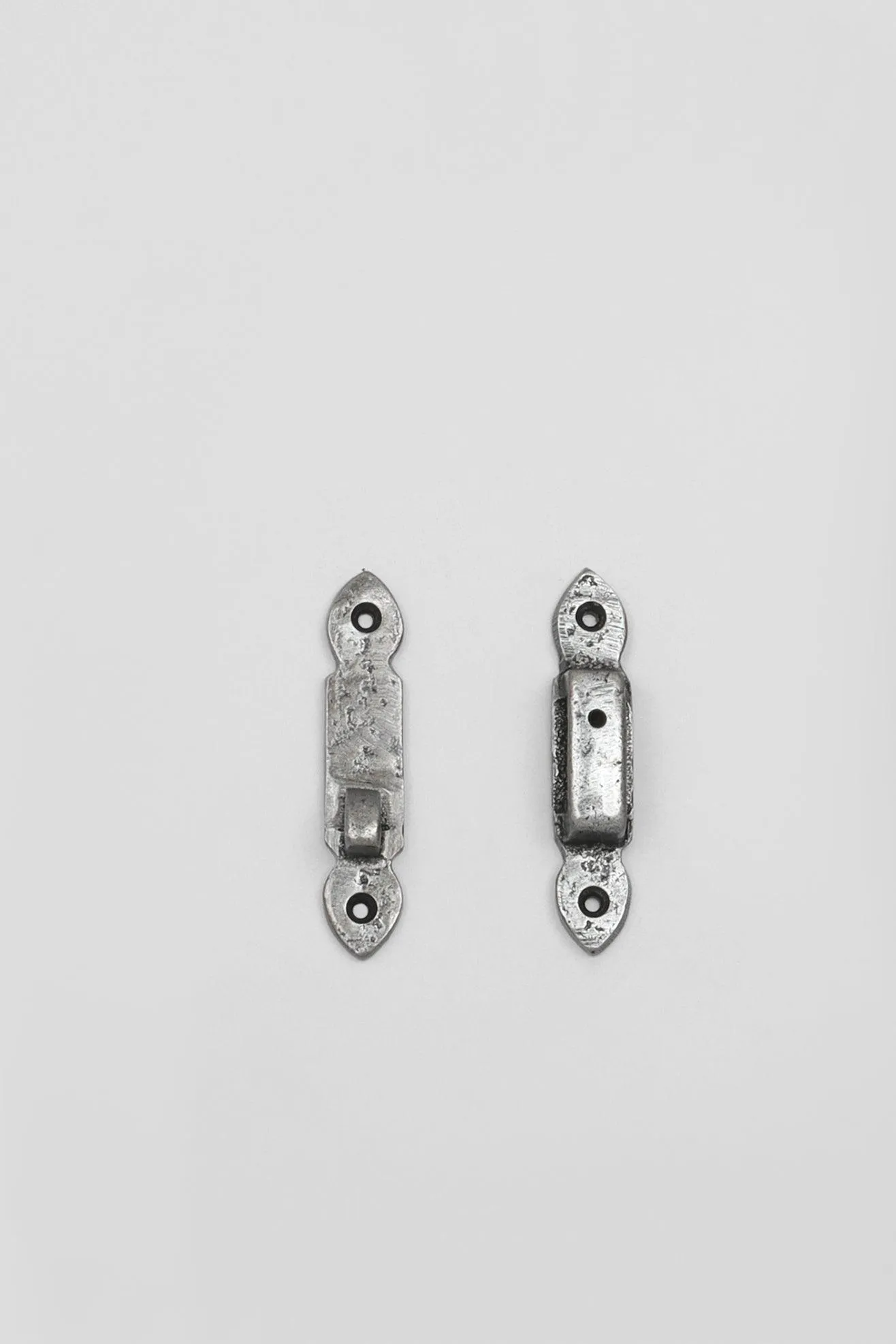 Pack of 18" Gothic Tee Hinge Pair and Heavy Thumb Door Latch in Pewter Finish