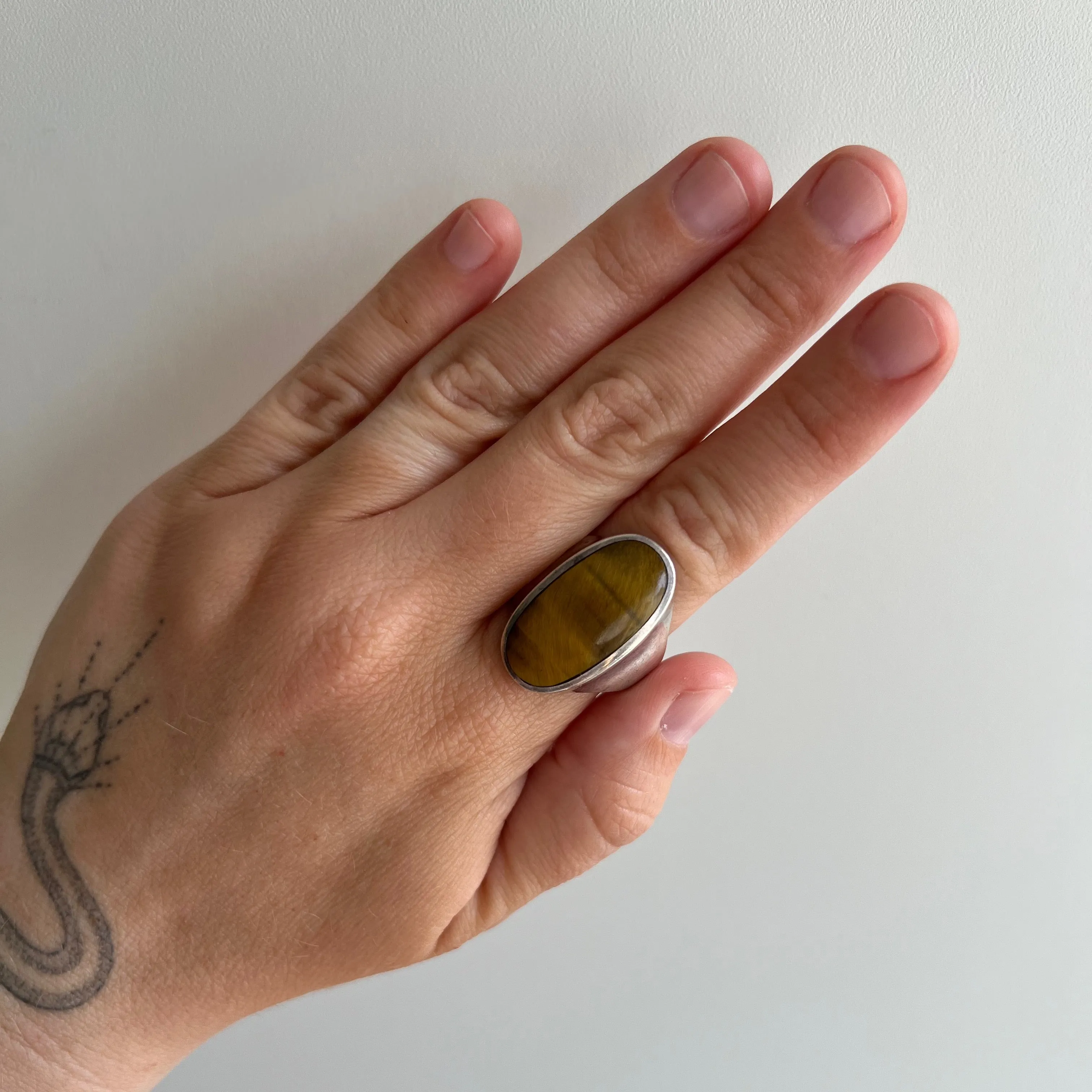 V I N T A G E // full finger shimmer / sterling silver and tigers eye oval signet ring / size 10